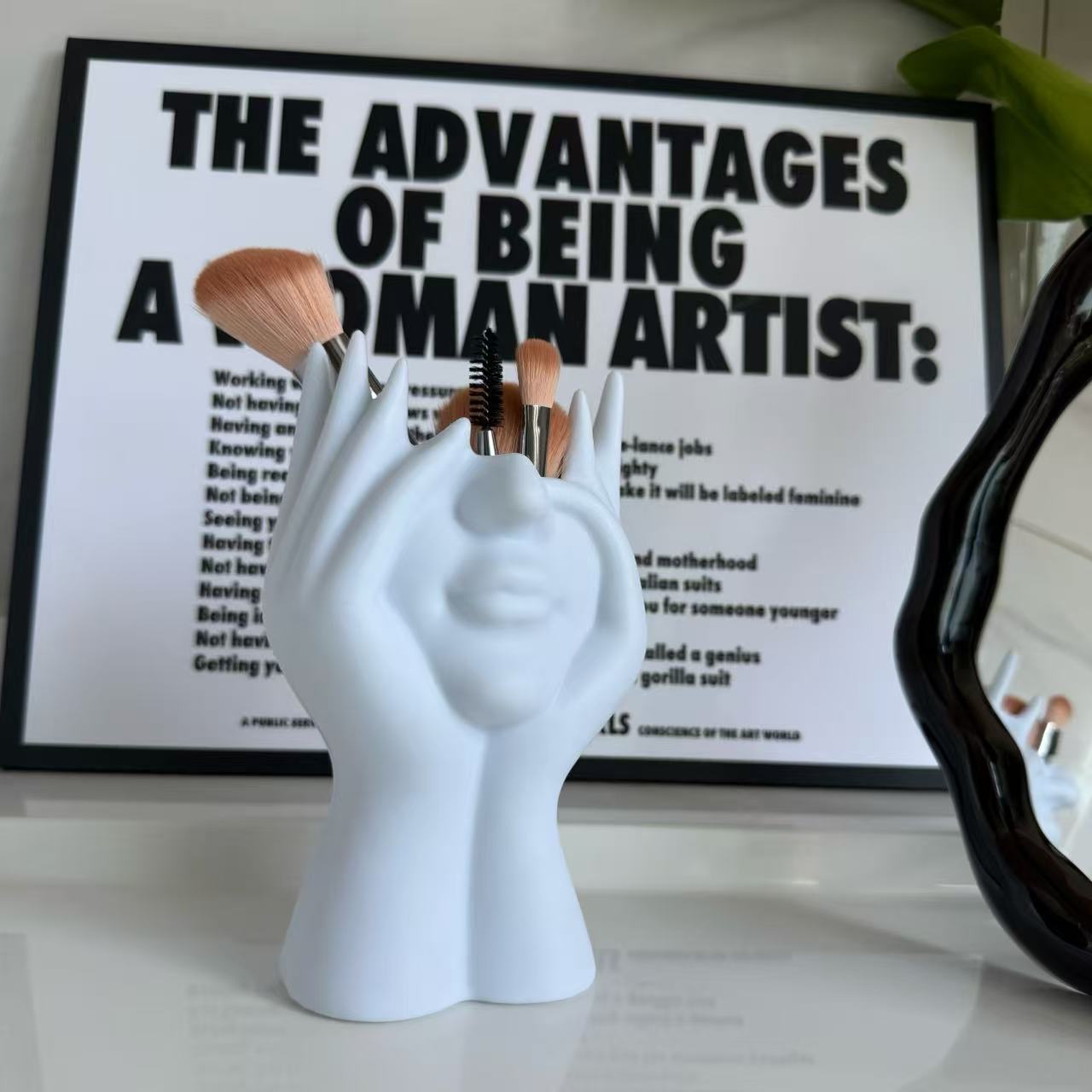 Creative hand-shaped makeup brush holder flower stand🎁Buy 2 Free Shipping