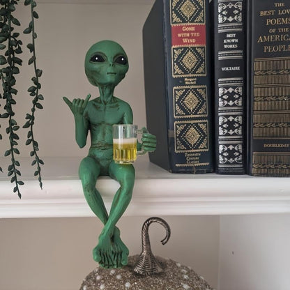 Alien Design Beer Drinking Statue, 1 Box Fun & Humorous Outer Space Room Decor, Alien Figurine with Beer Mug, Decorative Figurines Ideal Gift for Sci-Fi Fans