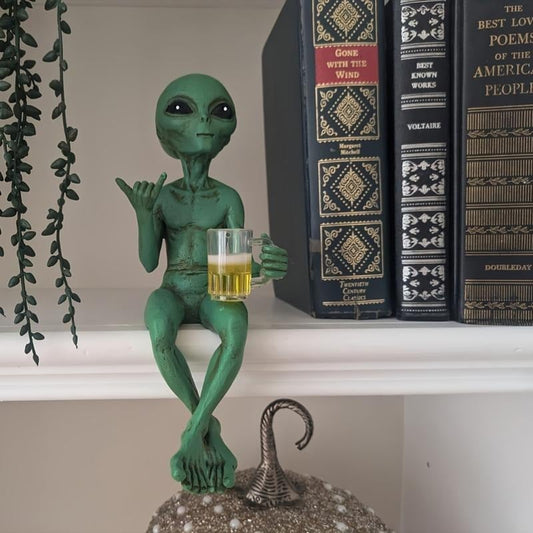 Alien Design Beer Drinking Statue, 1 Box Fun & Humorous Outer Space Room Decor, Alien Figurine with Beer Mug, Decorative Figurines Ideal Gift for Sci-Fi Fans